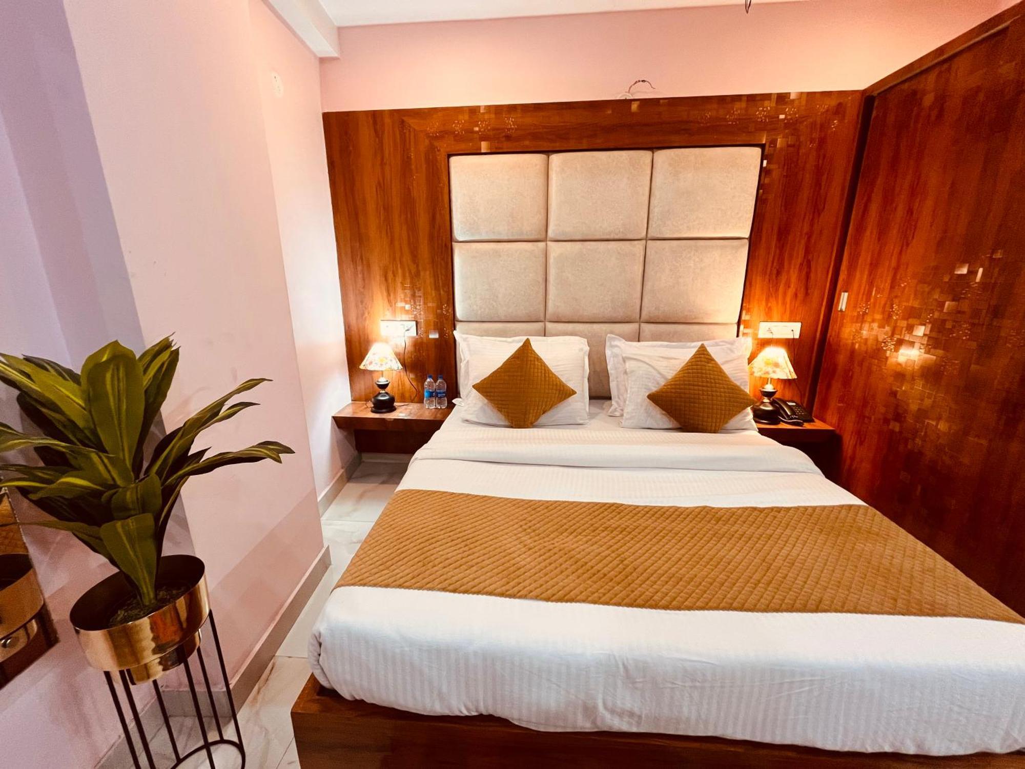 Hotel Golden Temple View By La Casa, Amritsar #Top Rated #Most Awarded #Swimming Pool #Prime Location #Luxury Rooms #Parking #Rooftop Cafe Exterior photo