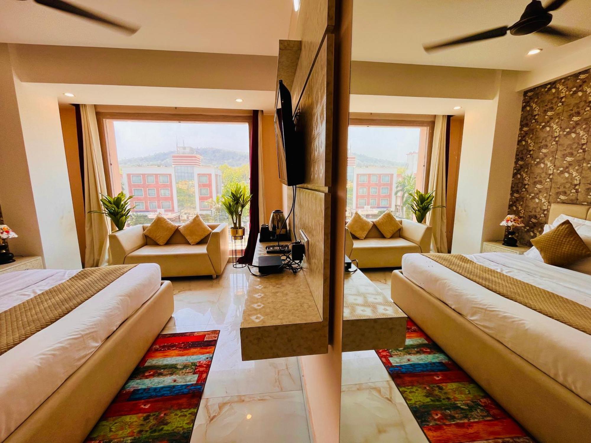 Hotel Golden Temple View By La Casa, Amritsar #Top Rated #Most Awarded #Swimming Pool #Prime Location #Luxury Rooms #Parking #Rooftop Cafe Exterior photo